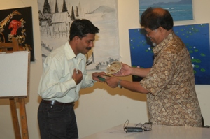 Shri. Suhas Bahulkar felicitate Artist Nilesh Pawar at Artfest 09, Indiaart Gallery